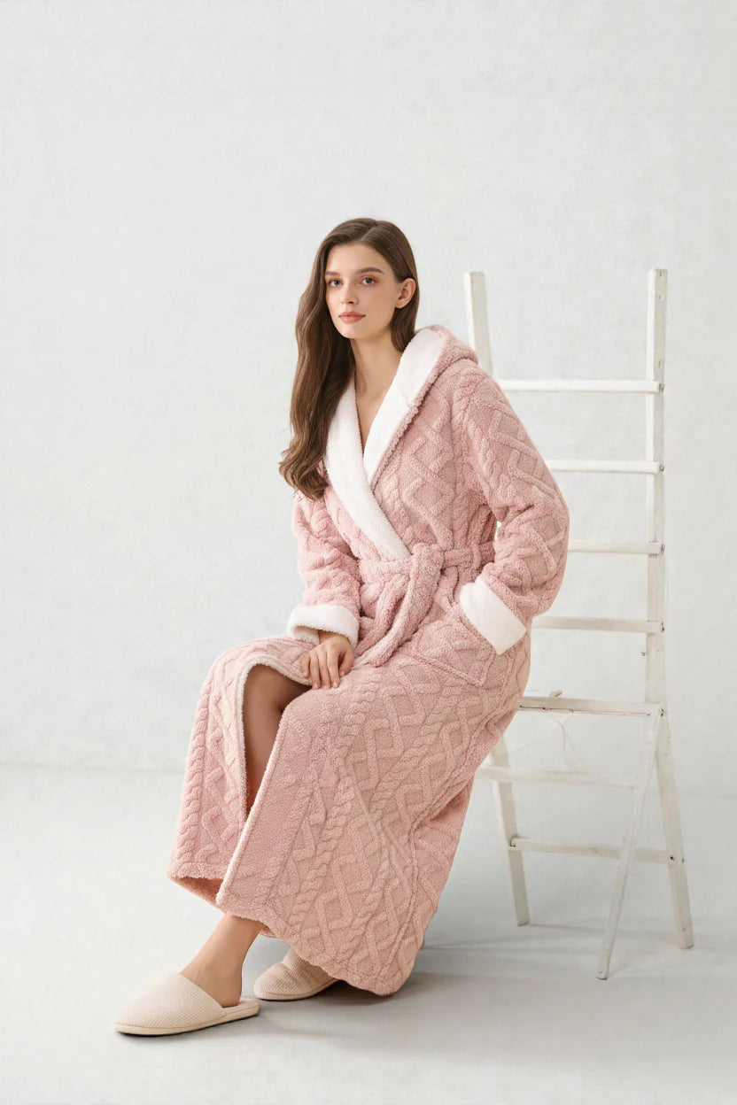Robe de chambre polaire femme rose avec capuche, fourrure blanche et tricot diamant