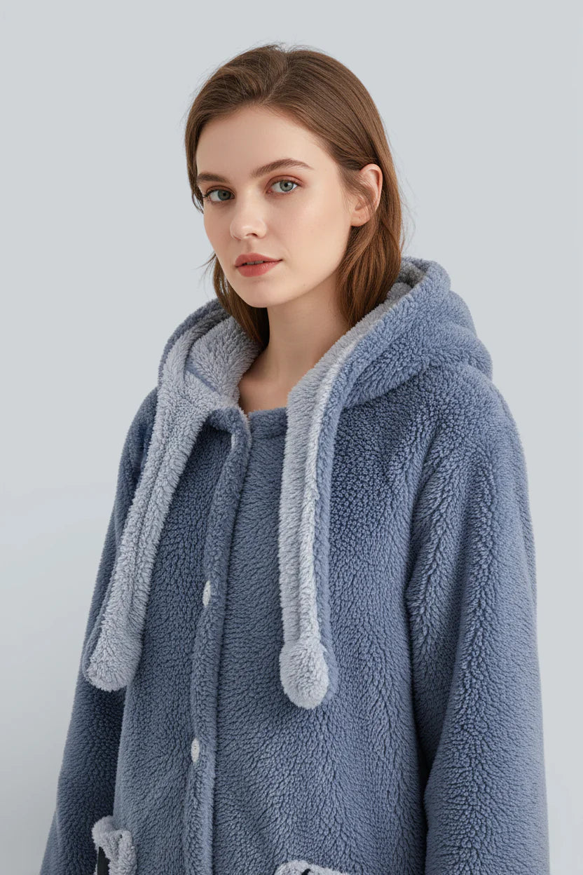 Robe de chambre femme en tissu bleu doux à capuche, passants gris clair