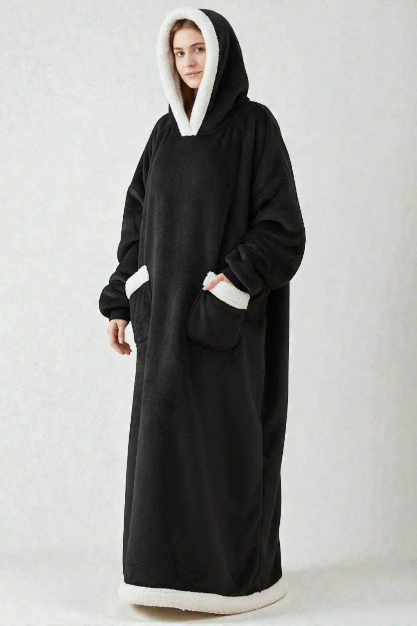 Robe de chambre très chaude femme en polaire noire à capuche, poignets et ourlet en sherpa blanc