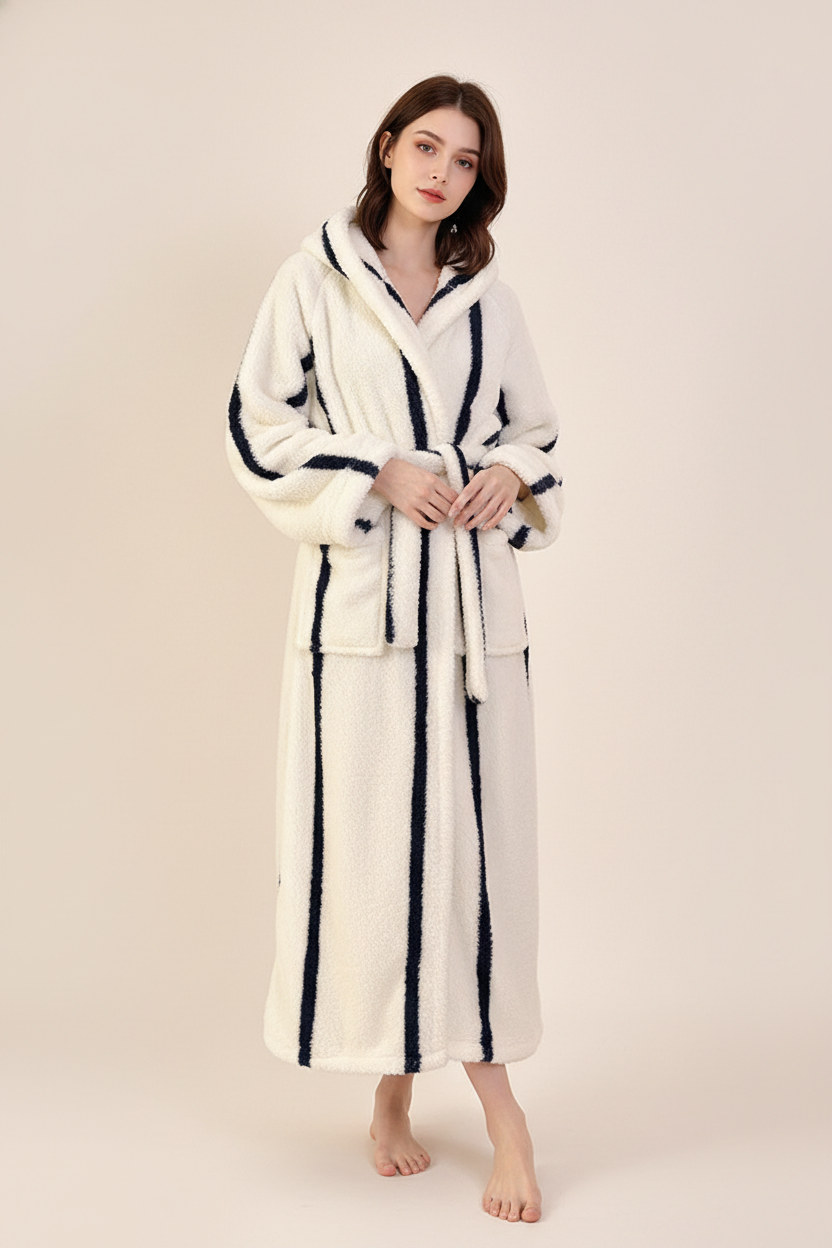 Robe de chambre zébrée femme en tissu blanc moelleux à rayures noires verticales