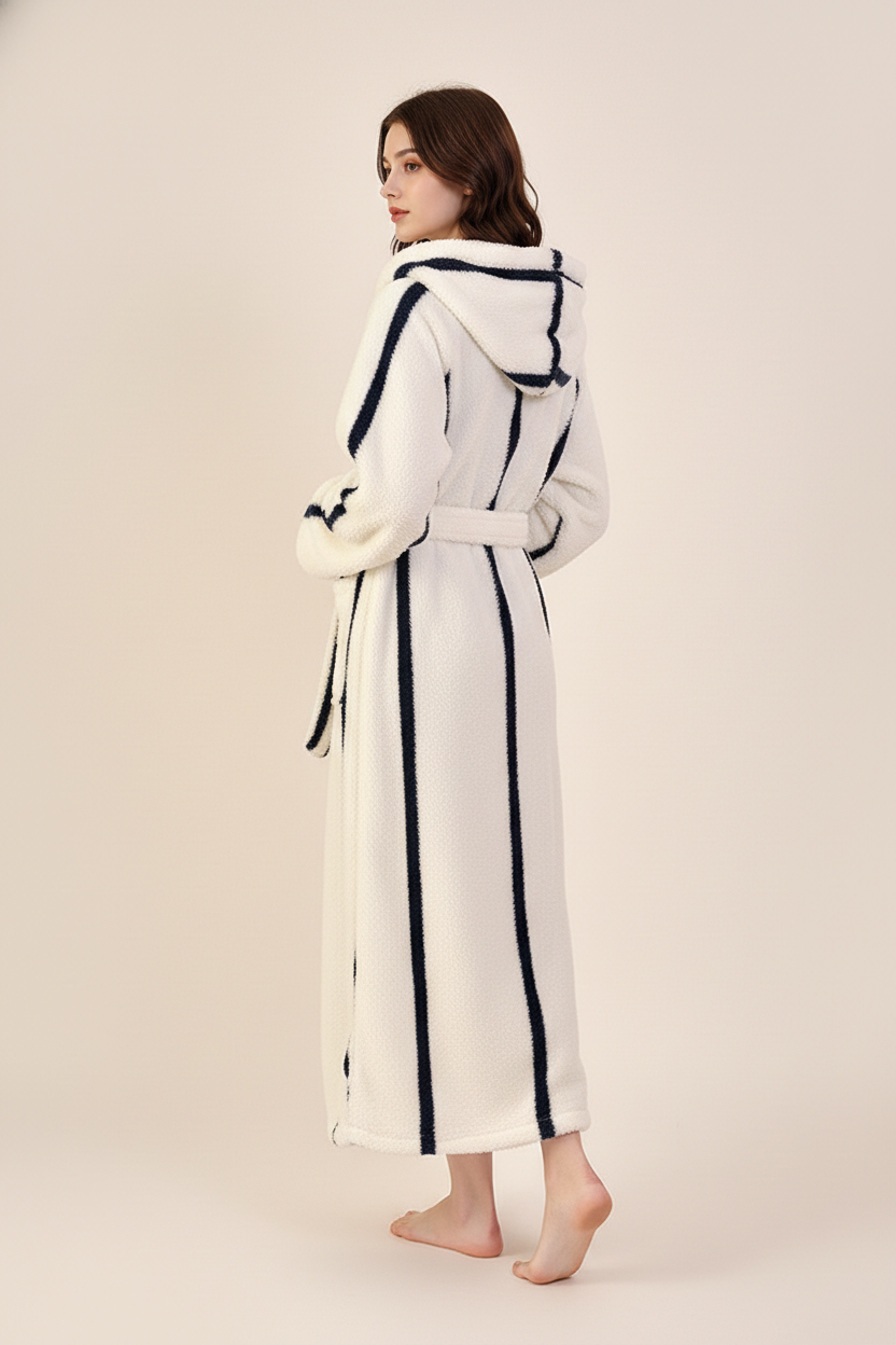 Robe de chambre zébrée femme en tissu blanc plush à rayures noires verticales avec capuche