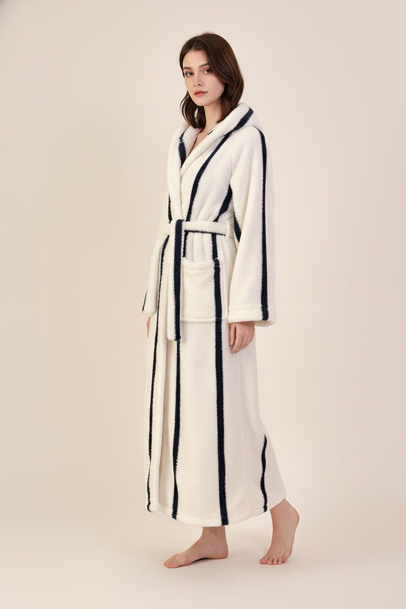 Robe de chambre femme zébrée blanche à rayures bleu marine et ceinture